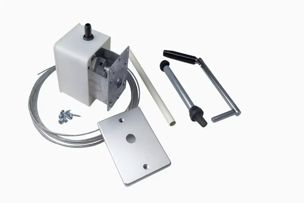Kit completo per argano tapparella con fune in acciaio zincato 7x7, manovella, vite di fissaggio e piastra di copertura su sfondo bianco.